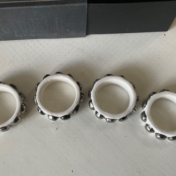 STUDIO B WHITE/SILVER NAPKIN RINGS - CONTEMPORARY NWB - Picture 5 of 9